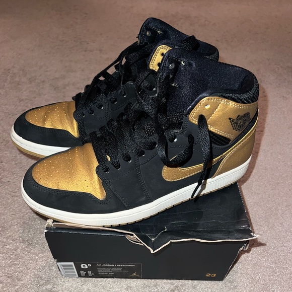 Air Jordan Retro 1s SIZE 8.5 - Picture 2 of 7